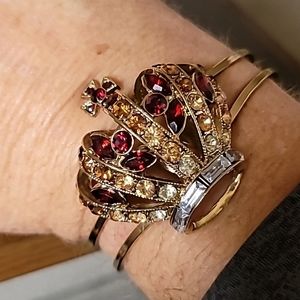 New Vintage! BETSEY JOHNSON Royal Engagement Crown Hinged Bangle Bracelet.